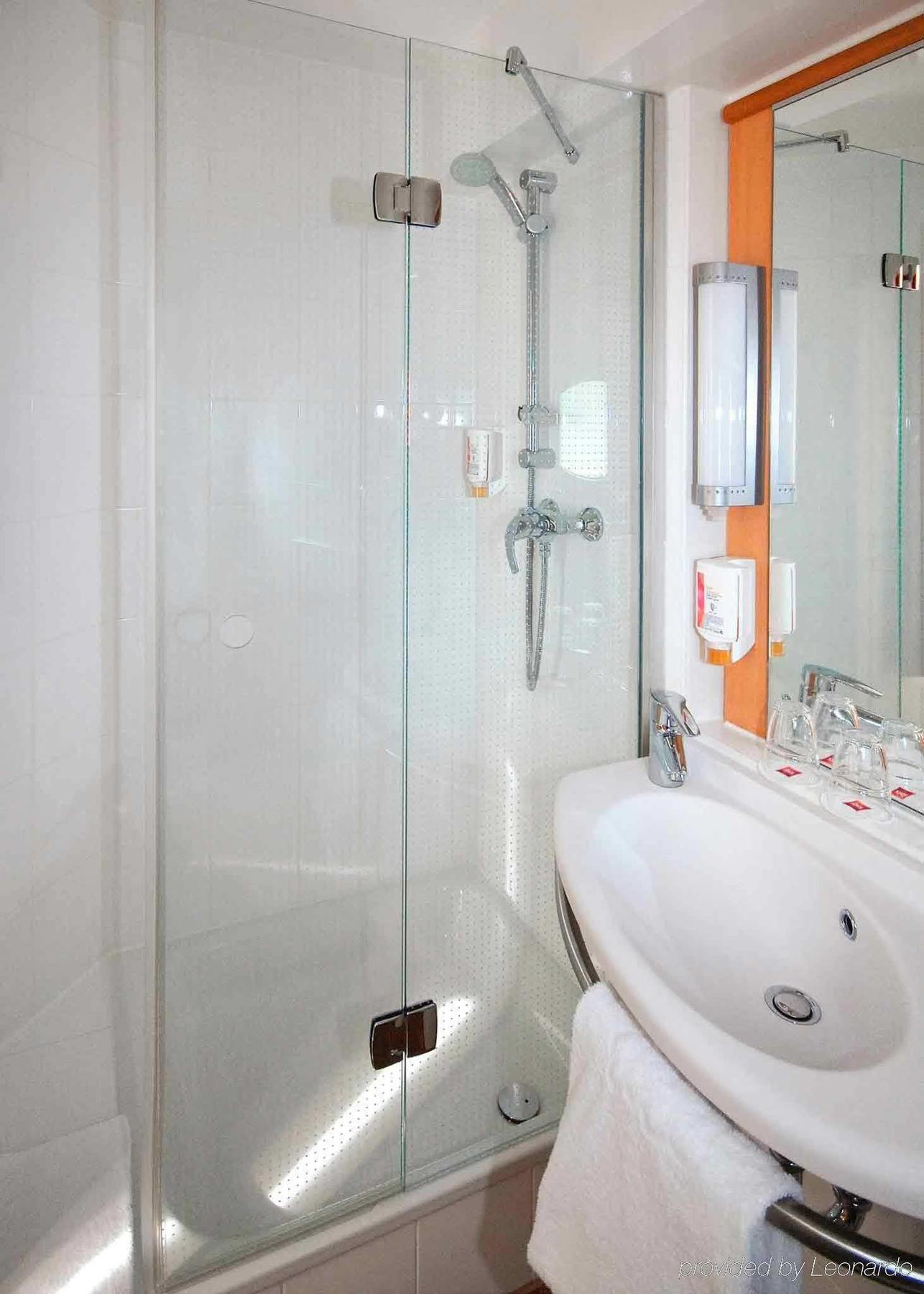 Ibis Hauptbahnhof Hotel 3*
